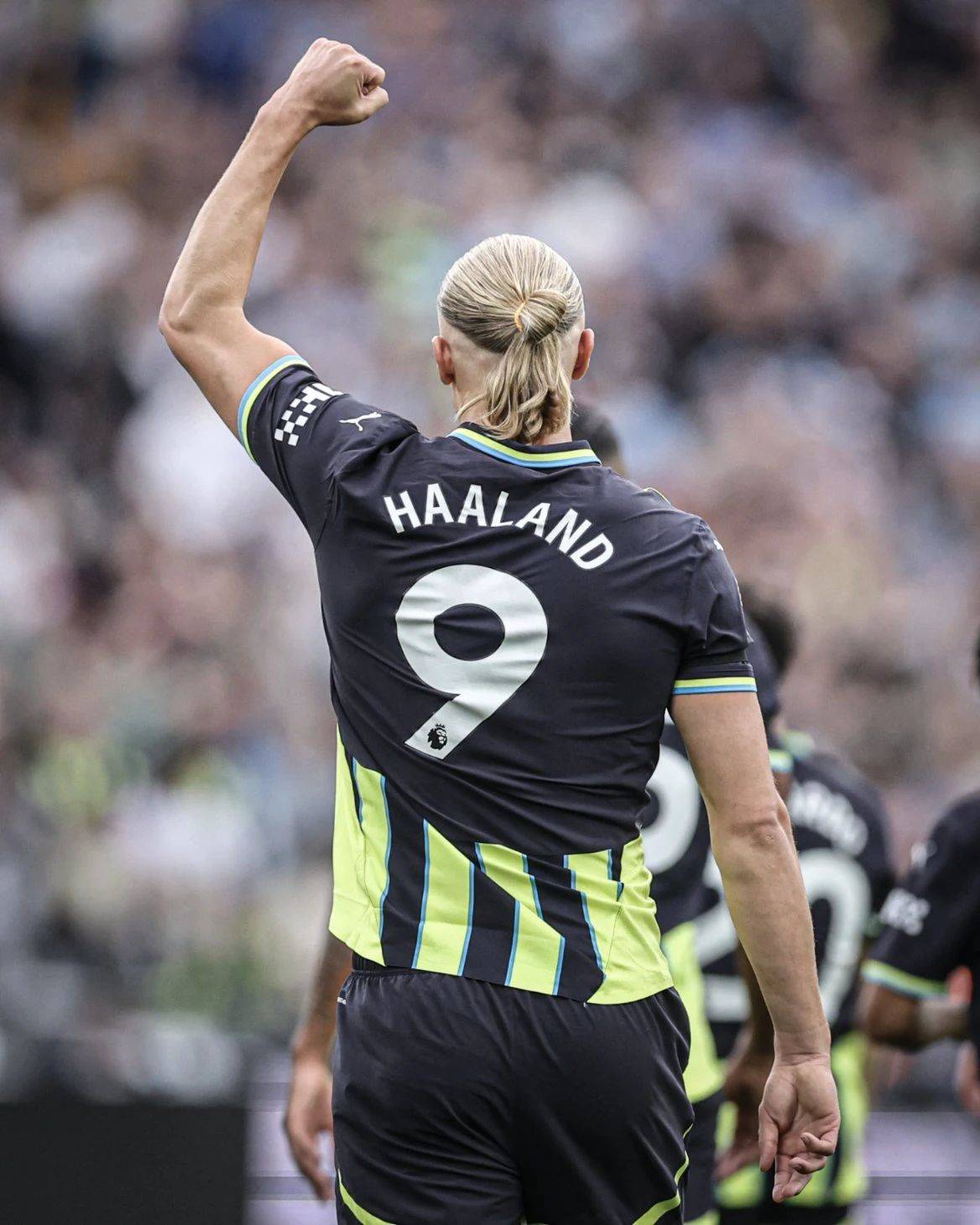 关于那不勒斯完胜阿森纳，哈兰德完成帽子戏法的信息