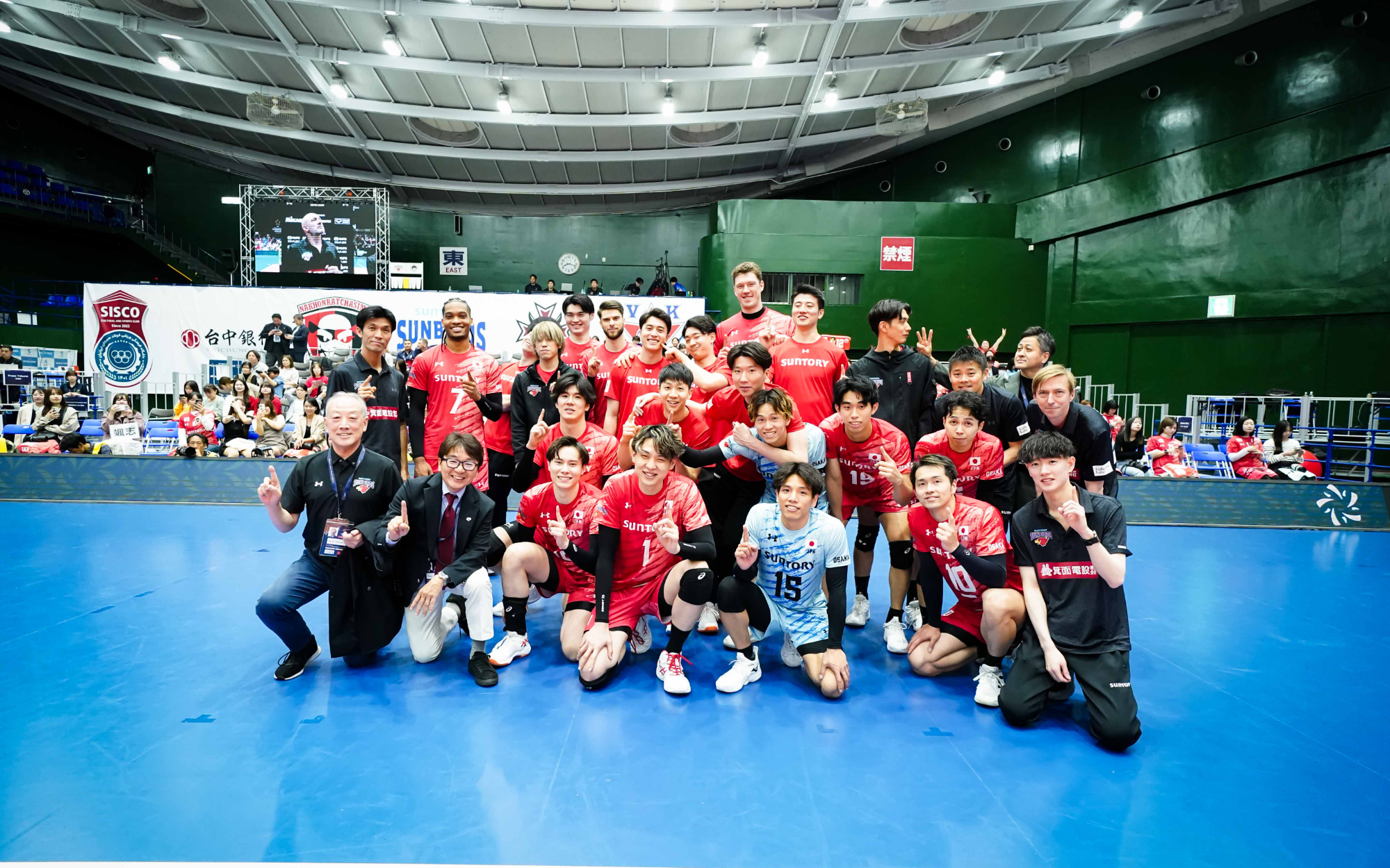 关于亚冠比赛中球队集结力拼对手的信息