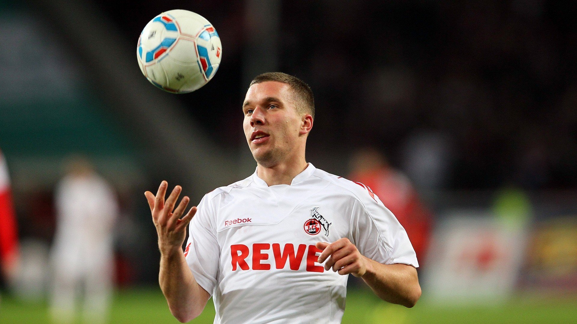 铁卫狂飙,雄鹰振翅,德里赫特全程高能输出,波兰轻取里昂背后的战术密码