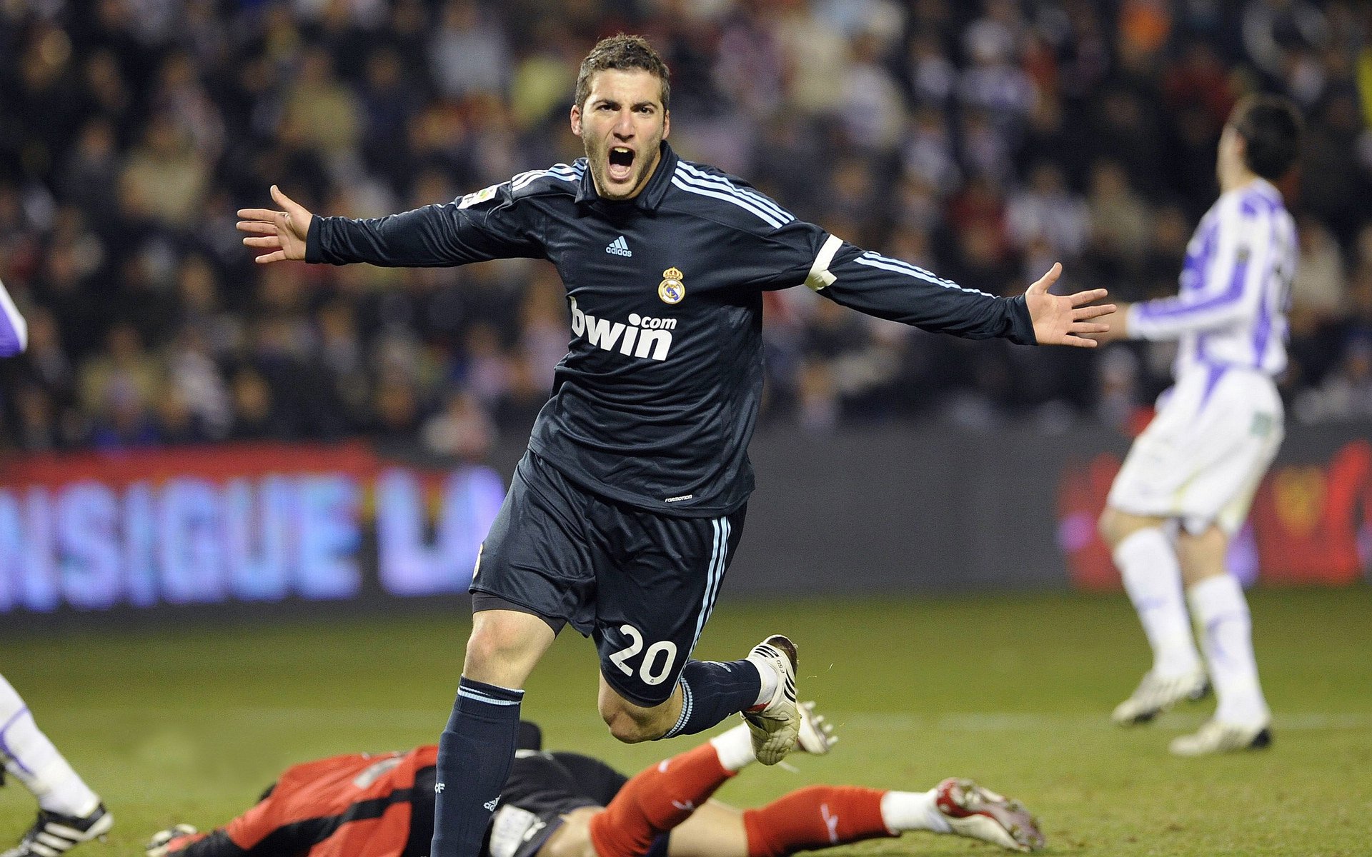 雷霆风暴席卷太阳,英格拉姆德甲赛场定乾坤